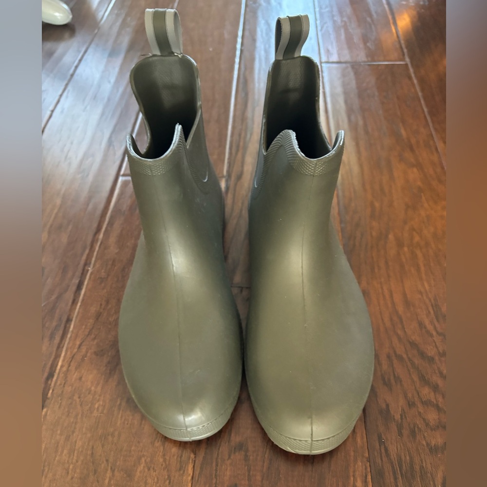 Women’s Grey TOTES Rain Boots Size 8 NEW